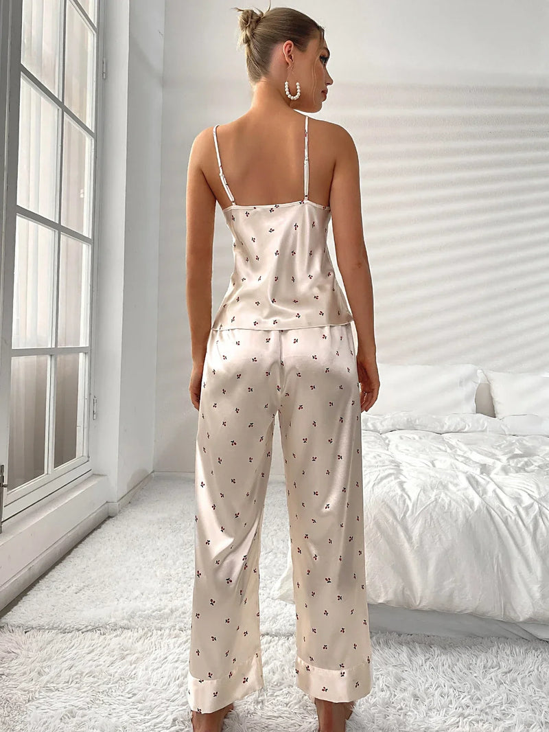 Conjunto de Pijama em Cetim com Renda e Estampa de Cereja