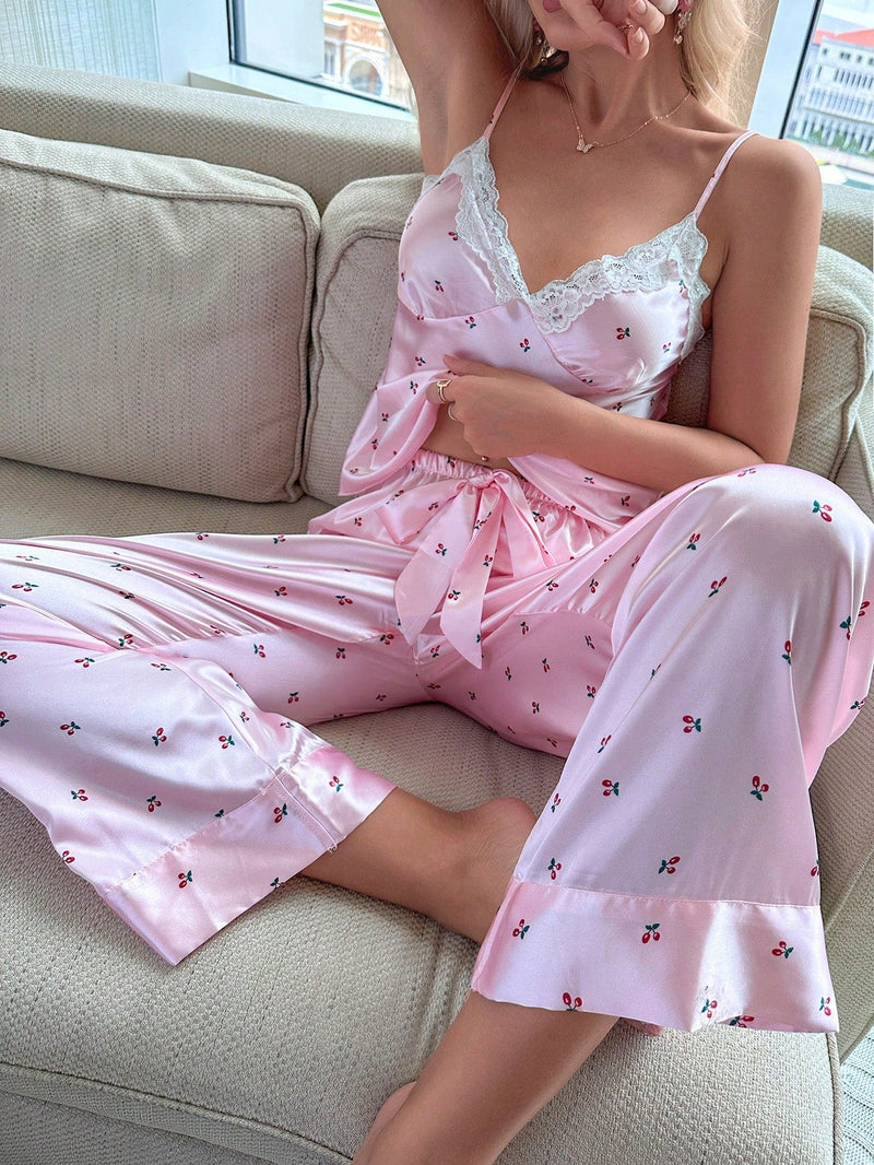 Conjunto de Pijama em Cetim com Renda e Estampa de Cereja