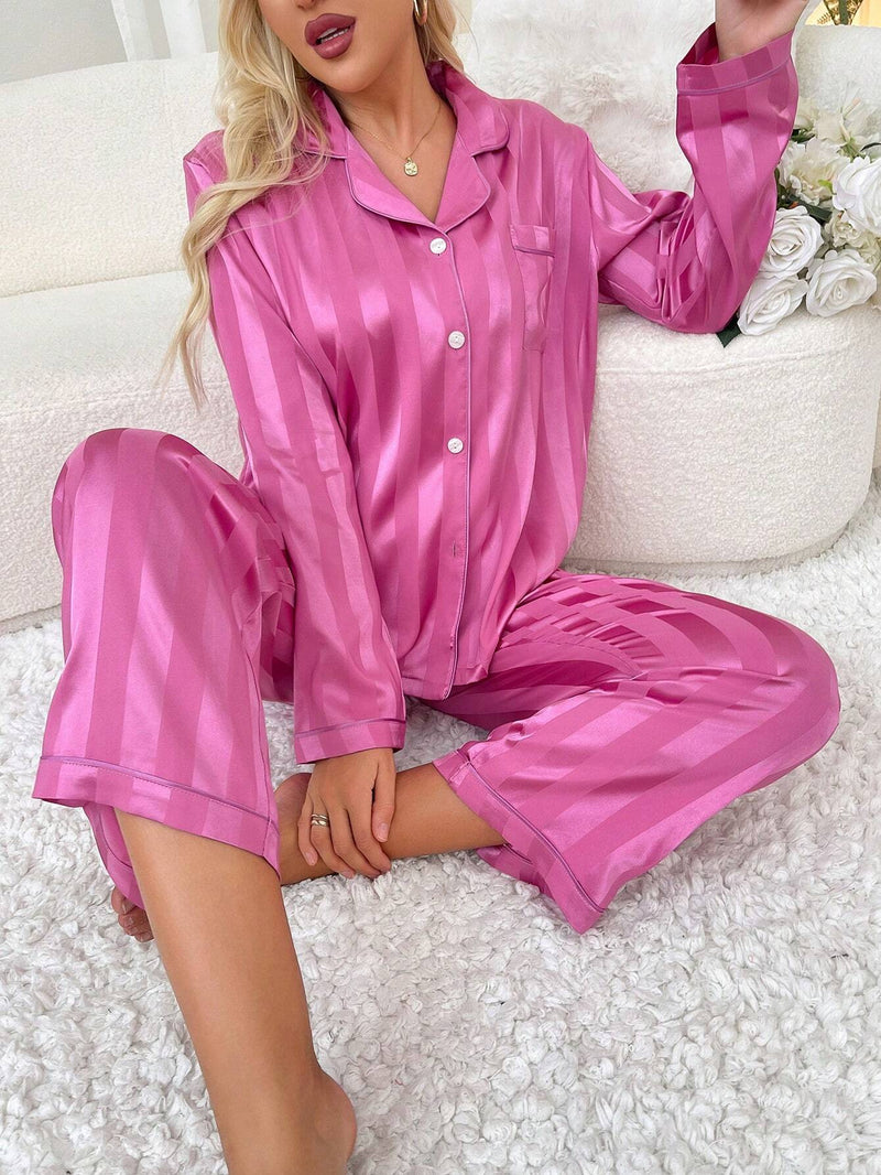 Conjunto de pijama de cetim com acabamento em contraste