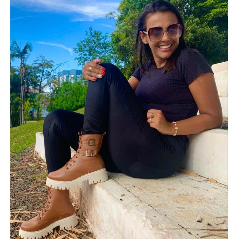 Coturno com Fivela Sola Tratorada Cano Curto